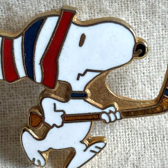 Vintage Peanuts Snoopy w Stocking Cap Enamel Hockey Lapel Pin - Picture 2 of 5